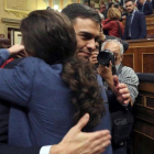 Pedro Sánchez y Pablo Iglesias fundidos en un abrazo en el hemiciclo del Congreso, tras el debate de la moción de censura.