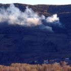 Columnas de humo del incendio que se registró ayer en los montes de Corullón.