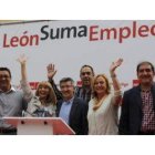 Fernández y los candidatos del alfoz, ayer, en el mitin que cerró la campaña del PSOE en la plaza de