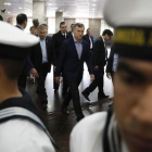 El presidente Macri (centro), a su llegada para una comparecencia institucional en la sede de la Armada, en Buenos Aires, el 24 de noviembre.