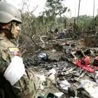 Miembros de la Fuerzas Militares ecuatorianas observan los cuerpos de varios guerrilleros