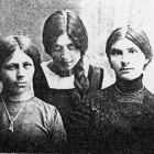 Natacha Klimova (en el centro) entre dos amigas