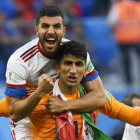 Beiranvand, el portero de Irán, celebra el triunfo sobre Marruecos, junto a un compañero.