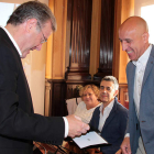 Silván entregó a Diez ayer la medalla de concejal en el Pleno escoba del mandato. DL