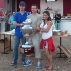 Juan Bautista recibió el trofeo que le acredita como ganador.