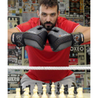Jonatan Rodríguez posa junto a un tablero de ajedrez.