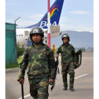 Militares, ayer, en el aeropuerto de Cochabamba, Bolivia.