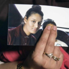 Foto de Shamima Begum, mostrada por su hermana Renu, en una rueda de prensa en el 2015.