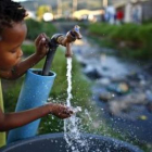 Un niño bebe agua en África, uno de los países más pobres en este recurso natural.