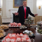 Trump ante las hamburguesas que encargó para recibir a un equipo de fútbol americano.