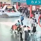 El círculo rojo muestra a Kim Jong-nam en el aeropuerto de Kuala Lumpur, en el vídeo difundido por Fuji TV.