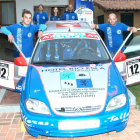 El nuevo equipo de rally con su coche de competición.