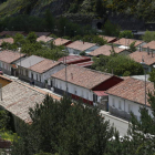 Una imagen de las casas bajas de Ciñera de Gordón que concurren a la segunda subasta. JESUS