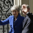 Theresa May junto a su marido Philip May saludan tras abandonar Downing Street.