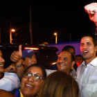 Guaidó (derecha) posa con unos simpatizantes en Ecuador.