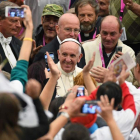 El papa Francisco, ayer, junto a los fieles a los que recibió en San Pedro. ALESANDRO DI MEO