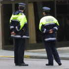 En la imagen de archivo, dos agentes de la Policía Local de Bembibre.