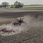 Un tractor prepara la tierra para la simiente de primavera. efe
