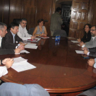El alcalde y miembros de su equipo, con Alonso y otros dirigentes del PB, en el Ayuntamiento.