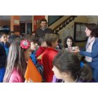 El alcalde, al fondo, durante la explicación sobre el Ayuntamiento a alumnos del municipio.
