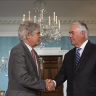 El secretario de Estado estadounidense Rex Tillerson estrecha la mano del ministro español de Exteriores, Alfonso Dastis, durante su reunión en Washington.