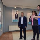El alcalde y la concejala de Servicios Sociales inauguran la muestra. RUBÉN PRIETO