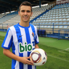 El jugador fue presentado ayer en El Toralín y portará el dorsal cinco en la zamarra.