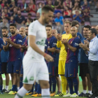 Los jugadores del Barça y Valverde aplauden a los del Chapecoense en el Camp Nou.