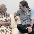 Manuela Carmena charla con Pablo Iglesias en julio del 2015.