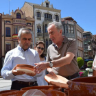 El alcalde, José Miguel Palazuelo, y el secretario de Finral, Miguel Ángel González, en el centro. RUBÉN