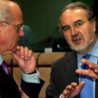 Pedro Solbes, conversa con su homólogo holandés Gerrit Zalm