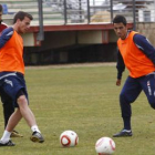 El preparador físico Aurelio, a la izquierda, junto a Santi Santos y Víctor en un entrenamiento.
