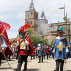 Procesión de La Zuiza, con la Catedral de Astorga al fondo del desfile. SECUNDINO PÉREZ