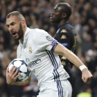 Benzema celebra su gol ante el Nápoles. JUANJO MARTÍN