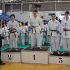Pablo Fernández luce su medalla de bronce que le acredita como tercer clasificado. DL