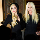 Lady Gaga no quiso perderse este domingo el desfile de su amiga, Donatella Versace, en París.