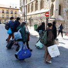 Viajeros en su paso por León. MARCIANO PÉREZ