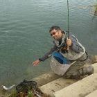 El leonés Mario Hidalgo captura una trucha durante una jornada de pesca.