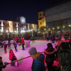 La pista de hielo natural instalada en la plaza Mayor hasta el 9 de enero vuelve a ser uno de los grandes atractivos.