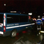 La policía y servicios de emergencia cerca de la residencia para monjes donde una mujer ha sido hallada muerta.