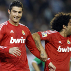 El delantero portugués del Real Madrid, Cristiano Ronaldo, celebra su primer gol junto a su compañero el brasileño Marcelo.