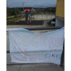 La pancarta, ya retirada, apareció junto al edificio público.