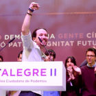 Iglesias saluda ante la mirada de Errejón tras abrir la asamblea de Podemos.