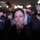 Una mujer llora en la plaza de la Independencia de Kiev, el martes.