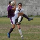 Víctor despeja un balón a pesar de la oposición de un jugador charro