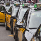 Taxis esperan en Plaza Catalunya.