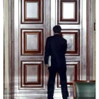 Acebes entra en el despacho donde Aznar prepara su comparecencia