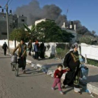 Ciudadanos palestinos abandonan su casa en Zaitun