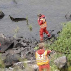 Rescatadores de la Cruz Roja trabajan en la orilla frente a la isla Utoya buscando a los desaparecid