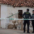 Efectivos de la UCO custodian la casa donde vive Bernardo Montoya, enfrente de la de Laura. JULIÁN PÉREZ
